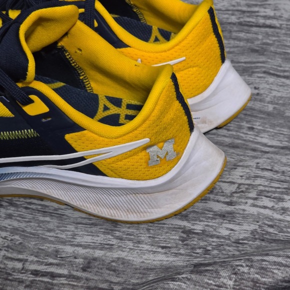 Nike Air Zoom Pegasus 38 Michigan Wolverines Navy Yellow Running Shoes M 4.5 W 6 - Picture 3 of 15